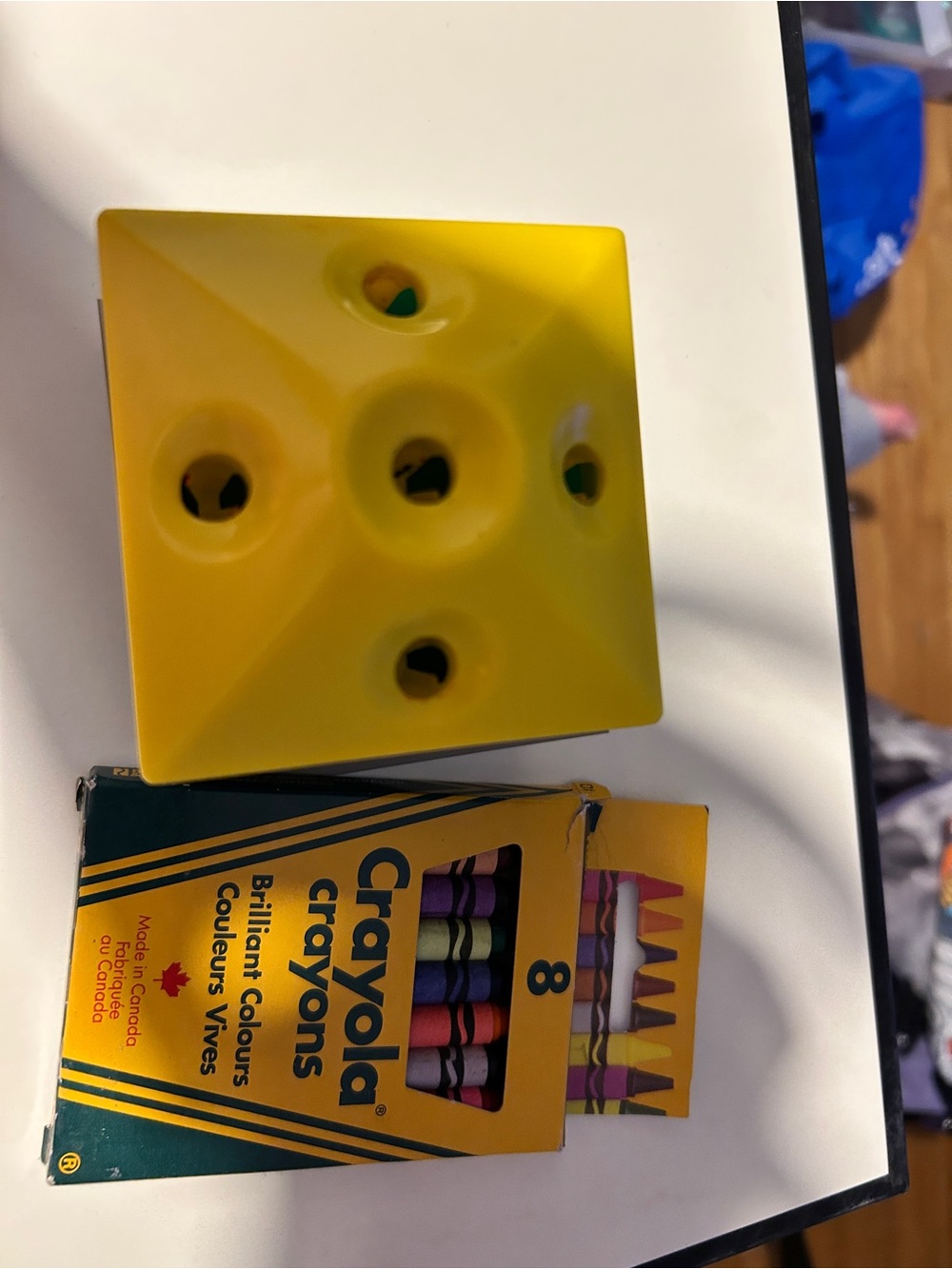 Crayola Crayons sharper with Yellow Multi-Hole Holder - Picture 2 of 6